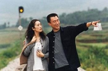 与张艺谋传绯闻多年，嫁老外离婚后女神性感依旧