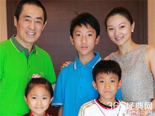 想不到！这个很帅且背景显赫的男人是张艺谋的老爸