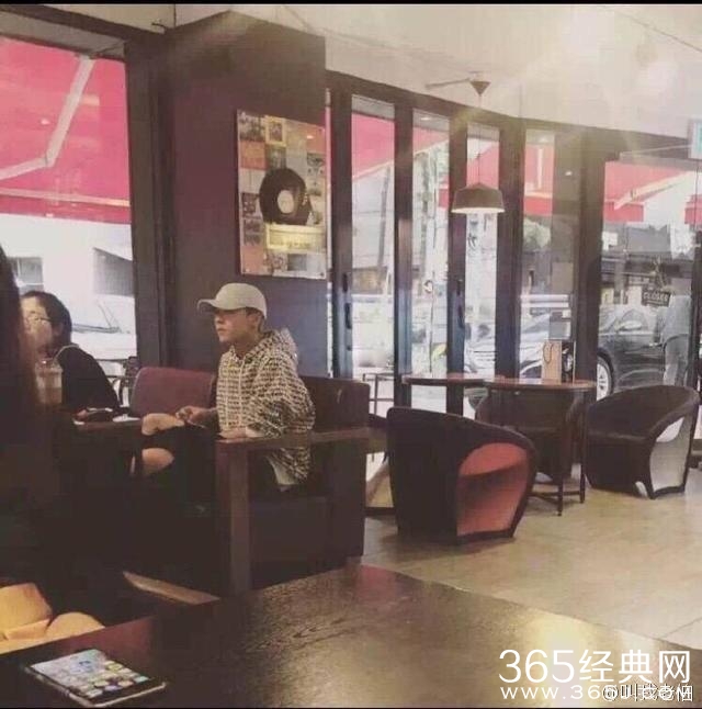 网友在饭店遇鹿晗，耿直的boy不会撒谎，否认后自己都笑了