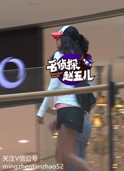 瞿颖牵手神秘男逛街陪逛男装疯狂采购