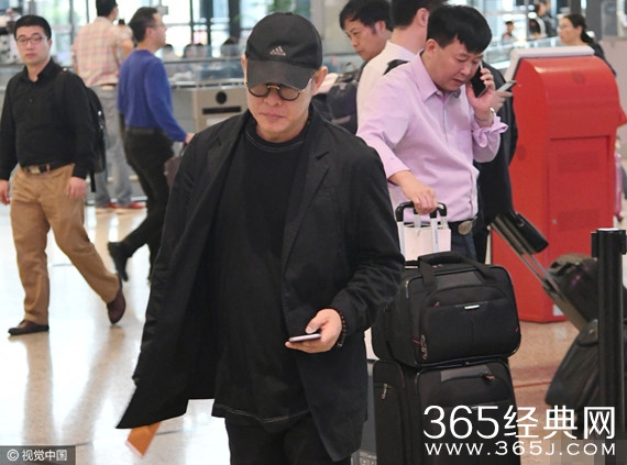 李连杰头戴棒球帽头发花白