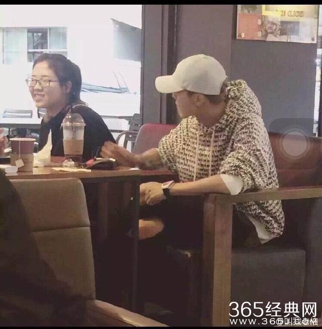 网友在饭店遇鹿晗，耿直的boy不会撒谎，否认后自己都笑了