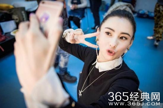 张柏芝玩自拍嘟嘴卖萌 工作室首发微博晒行程