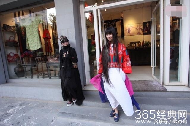 小彩旗杨丽萍一同外出，杨丽萍一身衣服引争议，身后情侣抢镜了