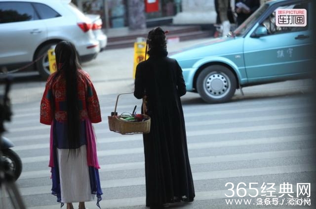 小彩旗杨丽萍一同外出，杨丽萍一身衣服引争议，身后情侣抢镜了