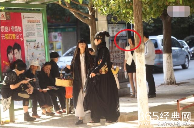 小彩旗杨丽萍一同外出，杨丽萍一身衣服引争议，身后情侣抢镜了