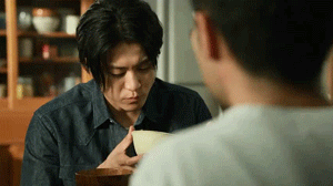 事业身家过亿却暴瘦成纸人，像大头娃娃，真太不协调