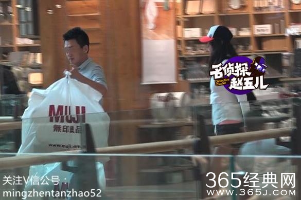 瞿颖牵手神秘男逛街陪逛男装疯狂采购