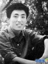 想不到！这个很帅且背景显赫的男人是张艺谋的老爸