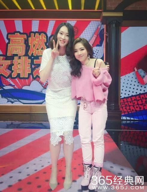 邓紫棋绝对是最会得罪造型师的女星，身穿“尿不湿”上台尴尬脸！