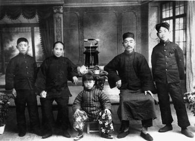 想不到！这个很帅且背景显赫的男人是张艺谋的老爸