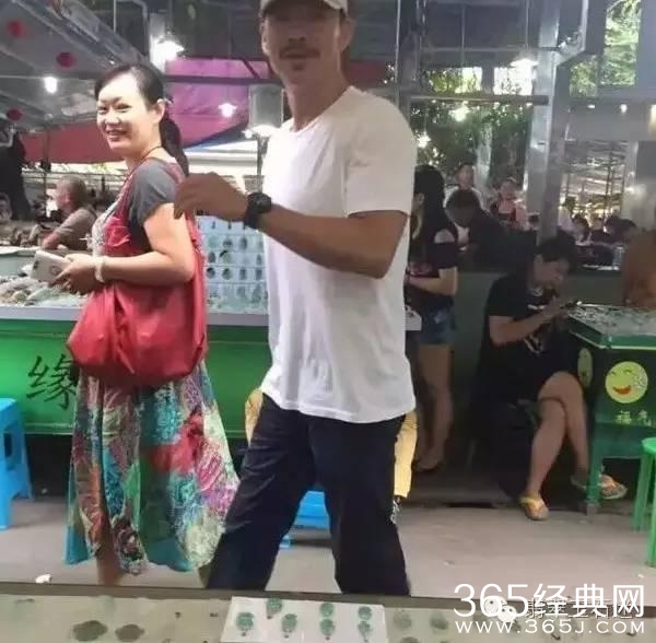 歌手韩磊现身揭阳翡翠市场，明星们亲自买翡翠的还不少！