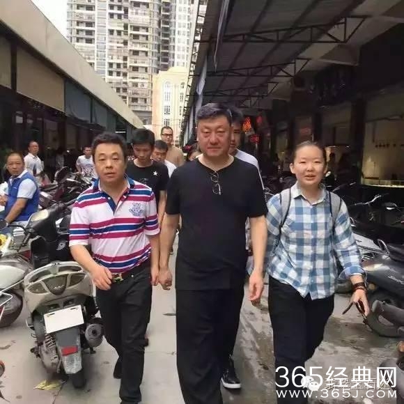 歌手韩磊现身揭阳翡翠市场，明星们亲自买翡翠的还不少！