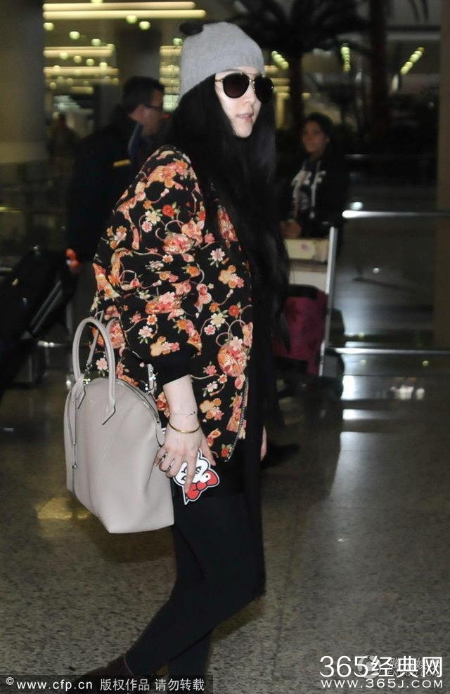 范冰冰潮装现身机场，见记者反问对方，行李箱倒地范爷大声叫喊