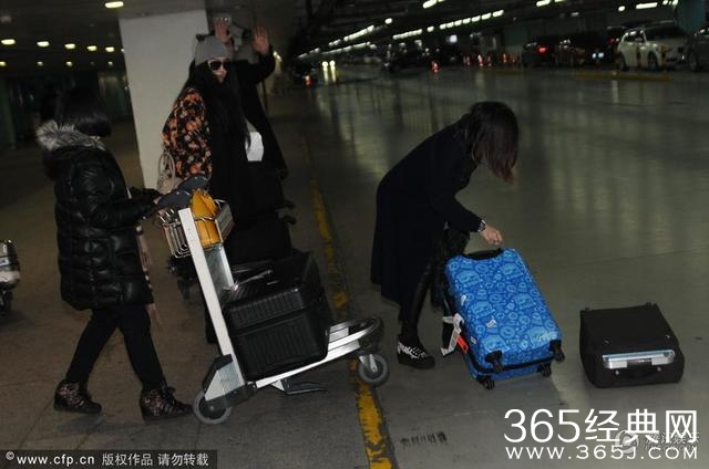 范冰冰潮装现身机场，见记者反问对方，行李箱倒地范爷大声叫喊