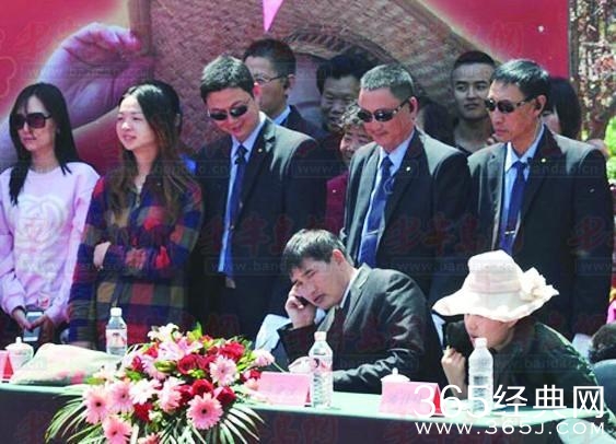 大衣哥朱之文坦诚的说：也想换个漂亮媳妇