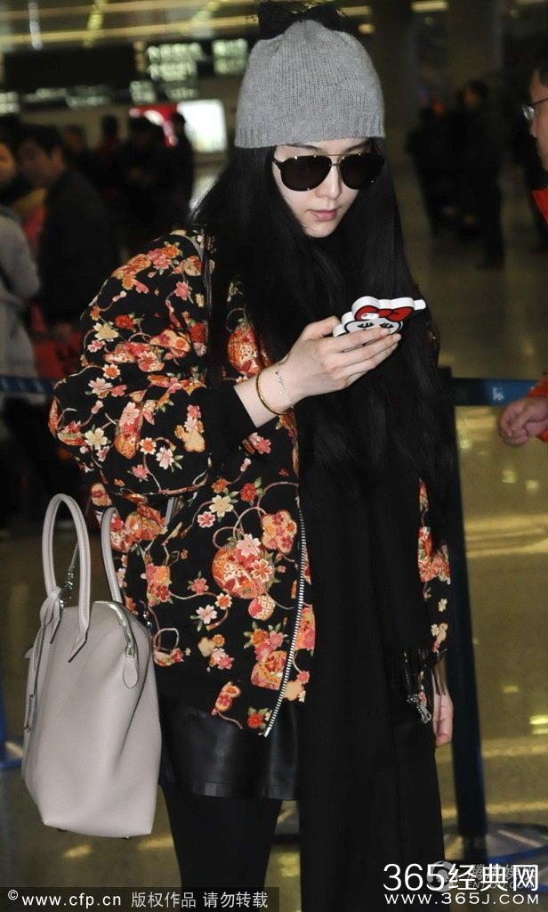范冰冰潮装现身机场，见记者反问对方，行李箱倒地范爷大声叫喊
