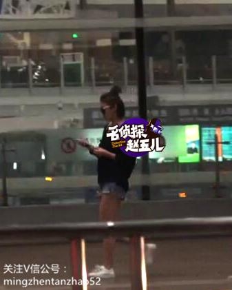 袁姗姗热裤美腿超养眼 痴迷手机变网瘾少女