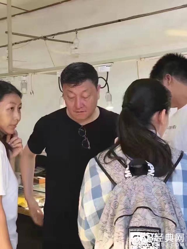 歌手韩磊现身揭阳翡翠市场，明星们亲自买翡翠的还不少！
