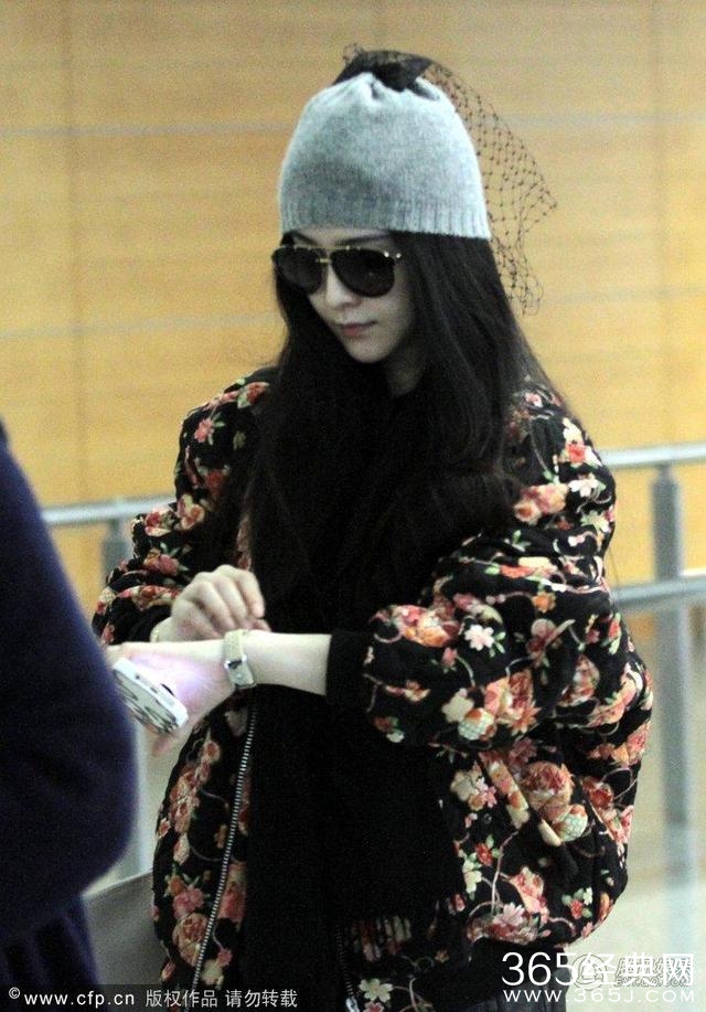 范冰冰潮装现身机场，见记者反问对方，行李箱倒地范爷大声叫喊