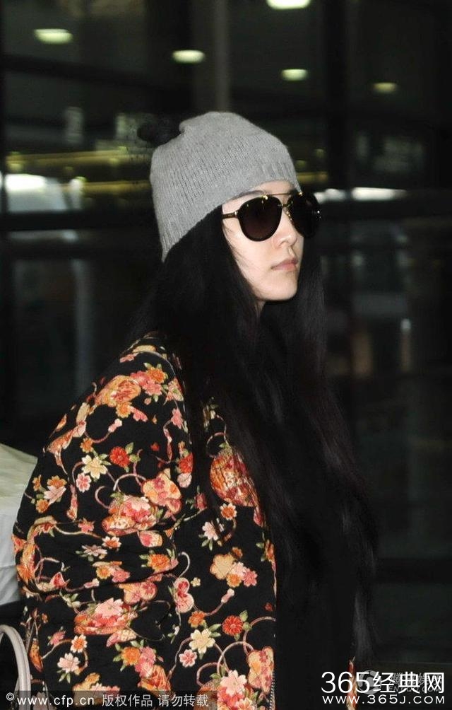 范冰冰潮装现身机场，见记者反问对方，行李箱倒地范爷大声叫喊