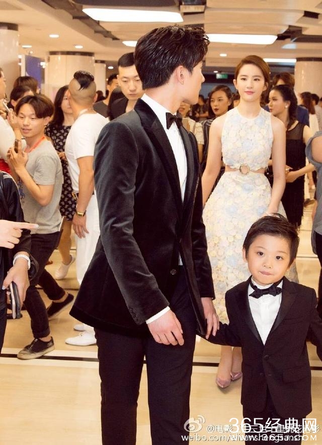 刘亦菲一言不合放三口之家合照！仙气十足配一脸三生三世剧照曝光