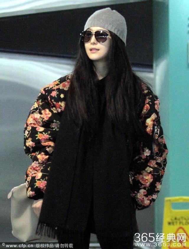 范冰冰潮装现身机场，见记者反问对方，行李箱倒地范爷大声叫喊