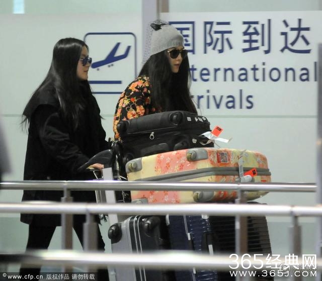 范冰冰潮装现身机场，见记者反问对方，行李箱倒地范爷大声叫喊