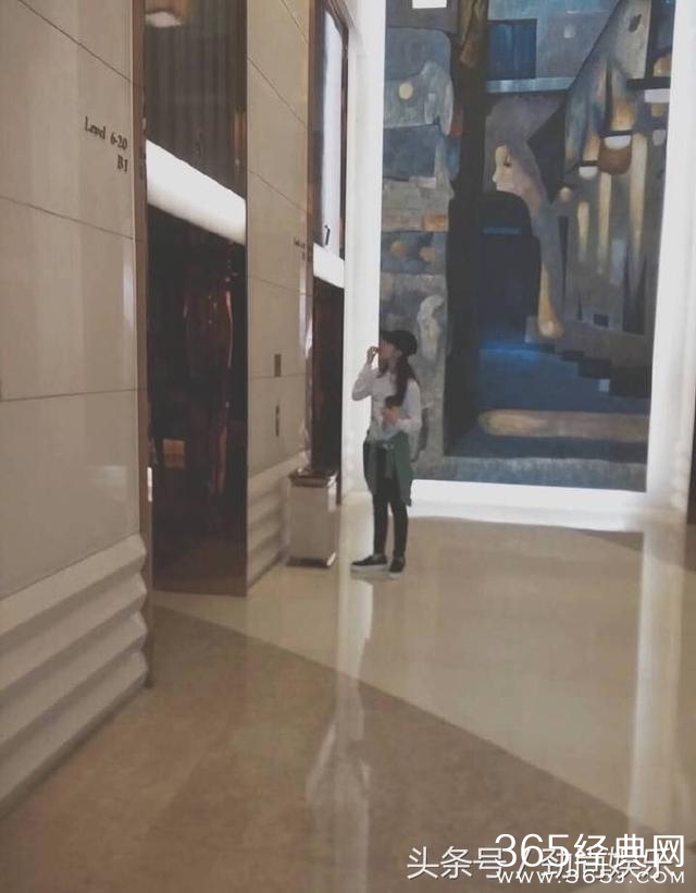 网友电梯口偶遇大明星林允 害羞走开像个小女孩网友：简直太可爱