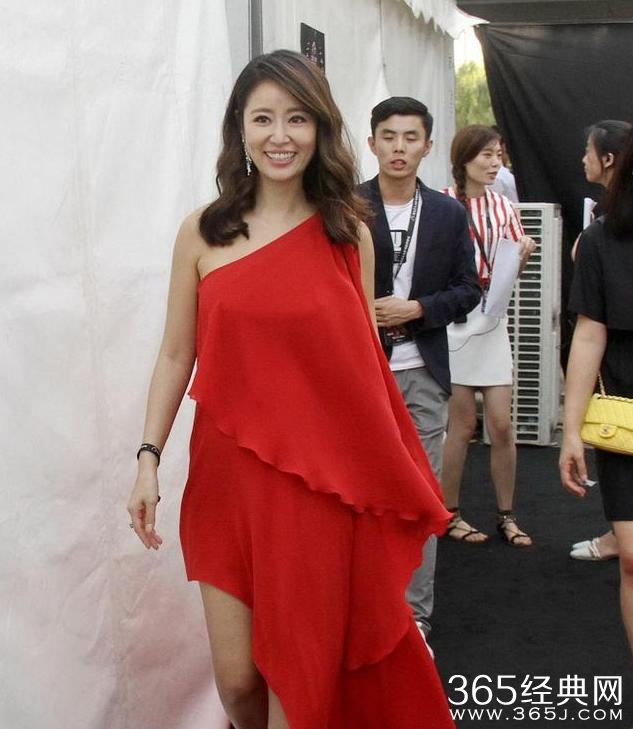 林心如没穿内衣疑似露点，出席公众活动都不显尴尬？