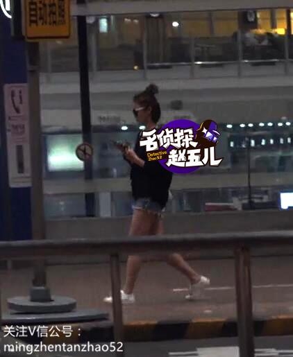 袁姗姗热裤美腿超养眼 痴迷手机变网瘾少女