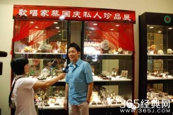 歌手韩磊现身揭阳翡翠市场，明星们亲自买翡翠的还不少！