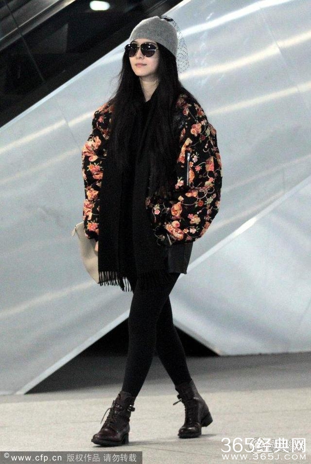 范冰冰潮装现身机场，见记者反问对方，行李箱倒地范爷大声叫喊