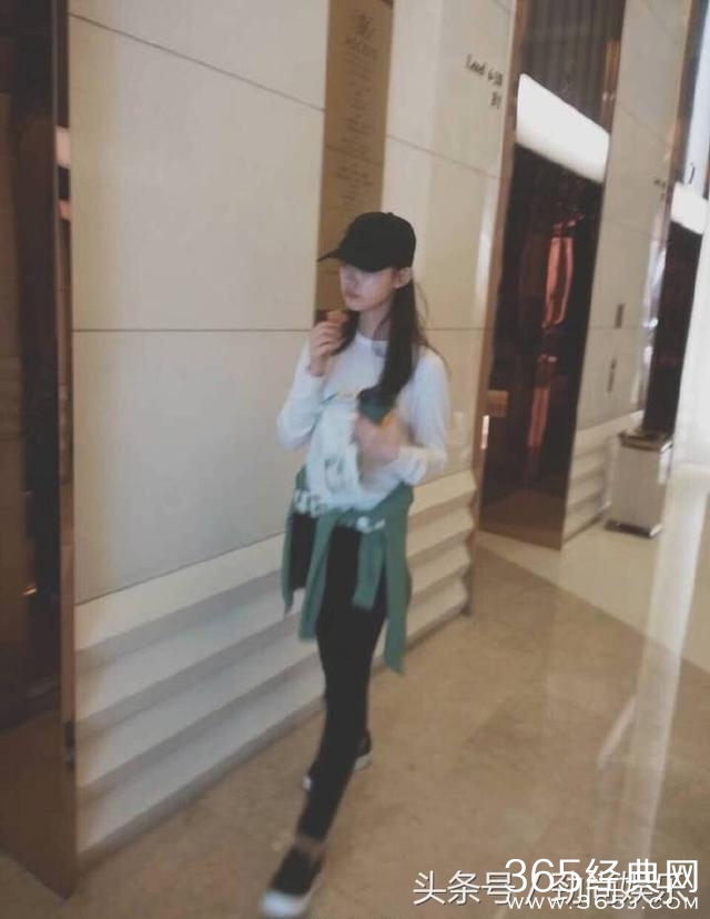 网友电梯口偶遇大明星林允 害羞走开像个小女孩网友：简直太可爱