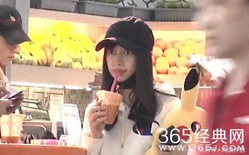 Baby回香港待产  “皮卡丘”护肚