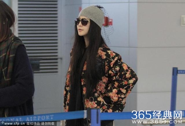 范冰冰潮装现身机场，见记者反问对方，行李箱倒地范爷大声叫喊