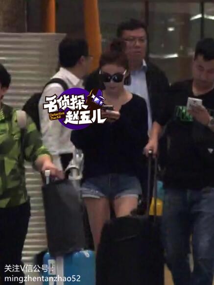 袁姗姗热裤美腿超养眼 痴迷手机变网瘾少女