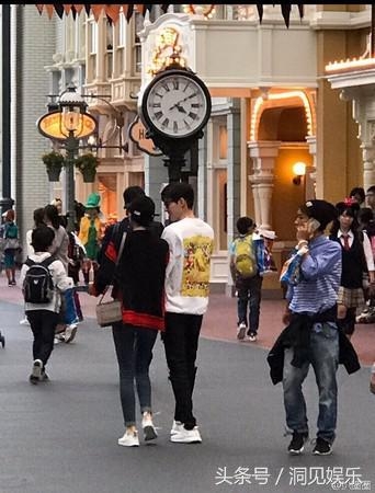 张翰带古力娜扎逛东京迪士尼曝光 相爱相随羡煞路人！