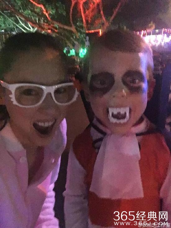 童心未泯！张柏芝kitty装扮与萌娃过万圣节