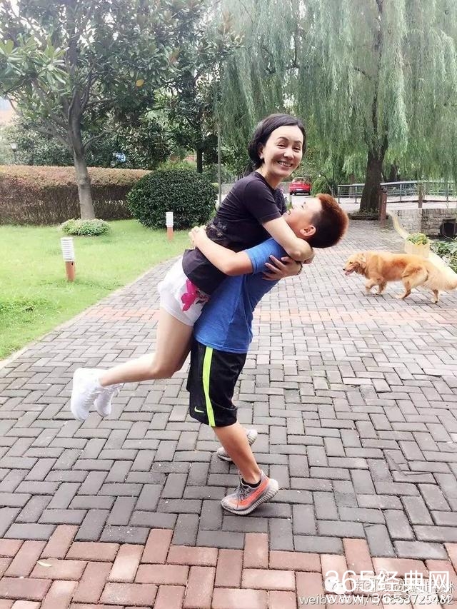 王琳遭网友不雅留言 怒斥：你这吃翔的智障