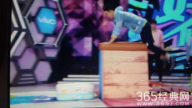 田亮直播，身后的牌子“亮”了！吃瓜群众笑歪了！