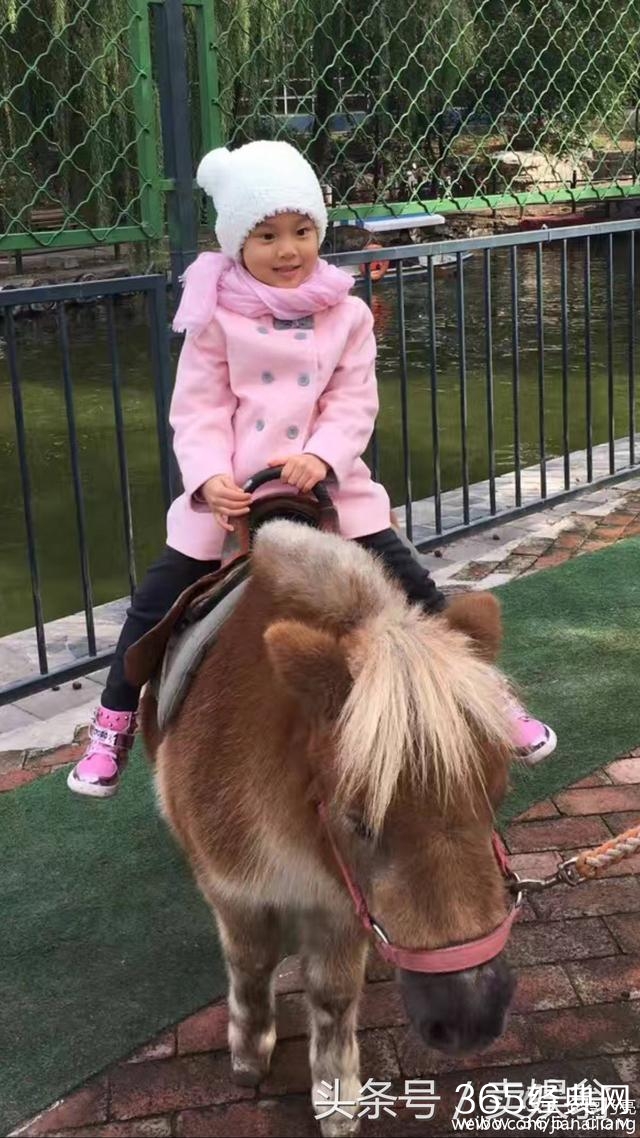 张梓琳晒娃的方式很“清流”，胖妹长大后看到照片会不会哭