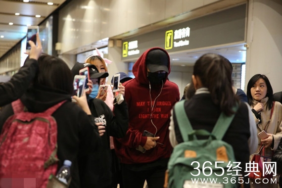 黄子韬粉丝接机 高喊俯卧撑准备！