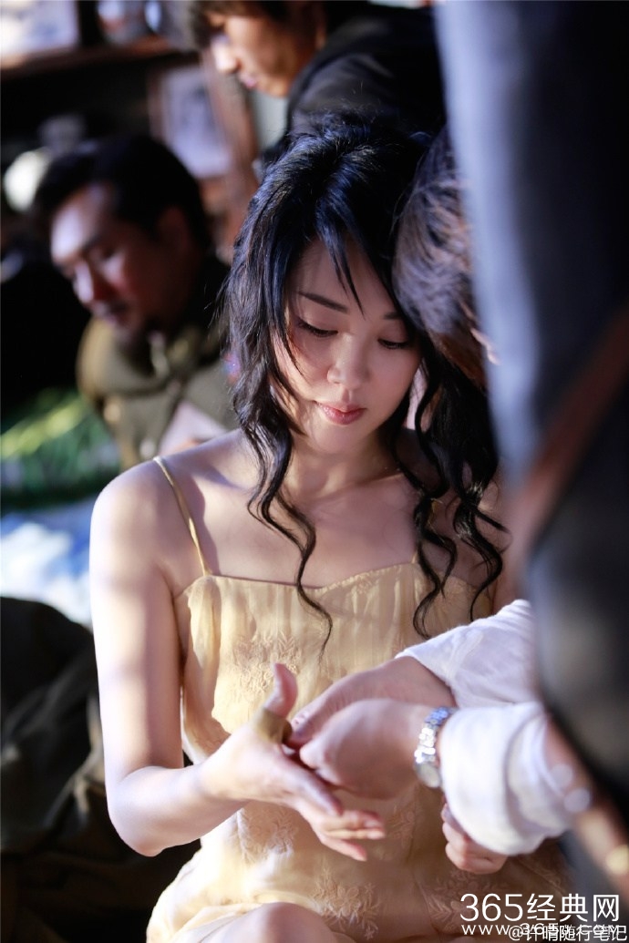许晴晒剧组片场照 嘟嘴湿身超性感