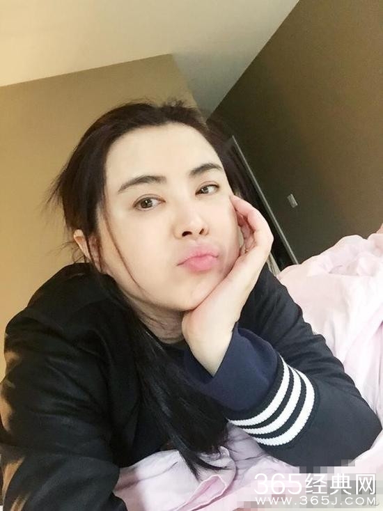 王祖贤晒撅嘴自拍照 皮肤很光滑细腻