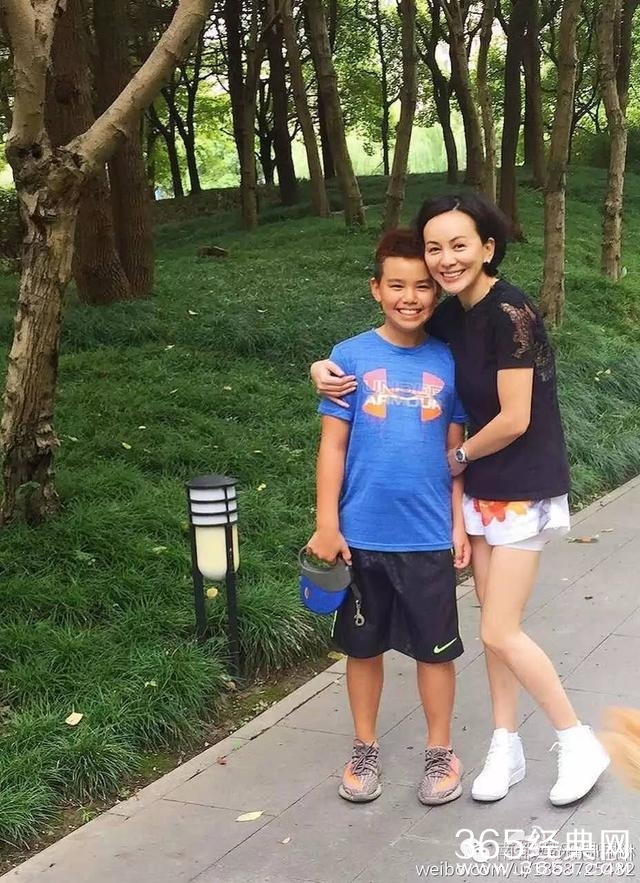 王琳遭网友不雅留言 怒斥：你这吃翔的智障