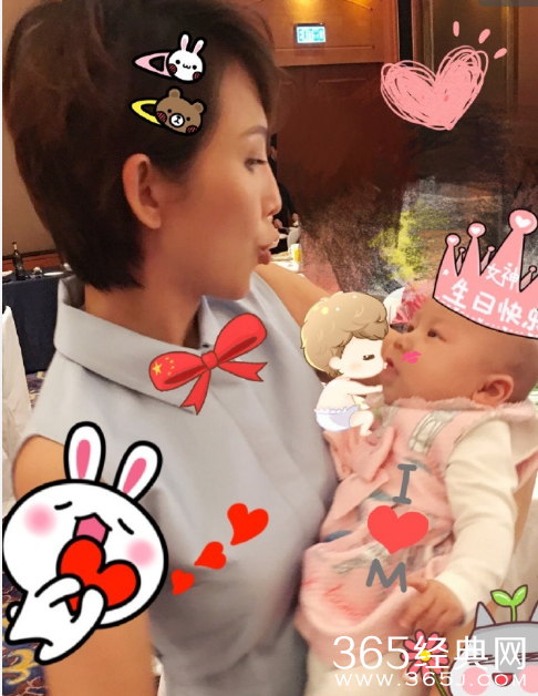 蔡少芬抱娃拍照 网友喊话“娘娘再生一个！”
