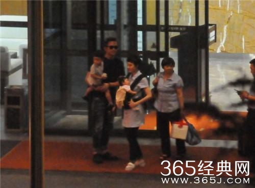 邓超孙俪机场十指相扣非常恩爱，娘娘疑似怀三胎