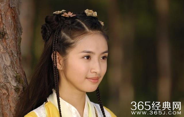 林依晨换发型神似大头娃娃鲁豫，小腿看起来怎么怪怪的？