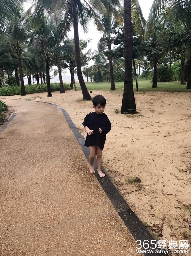 霍思燕晒嗯哼大王陪其出差海边度假照片，风吹乱发丝撩妹十足